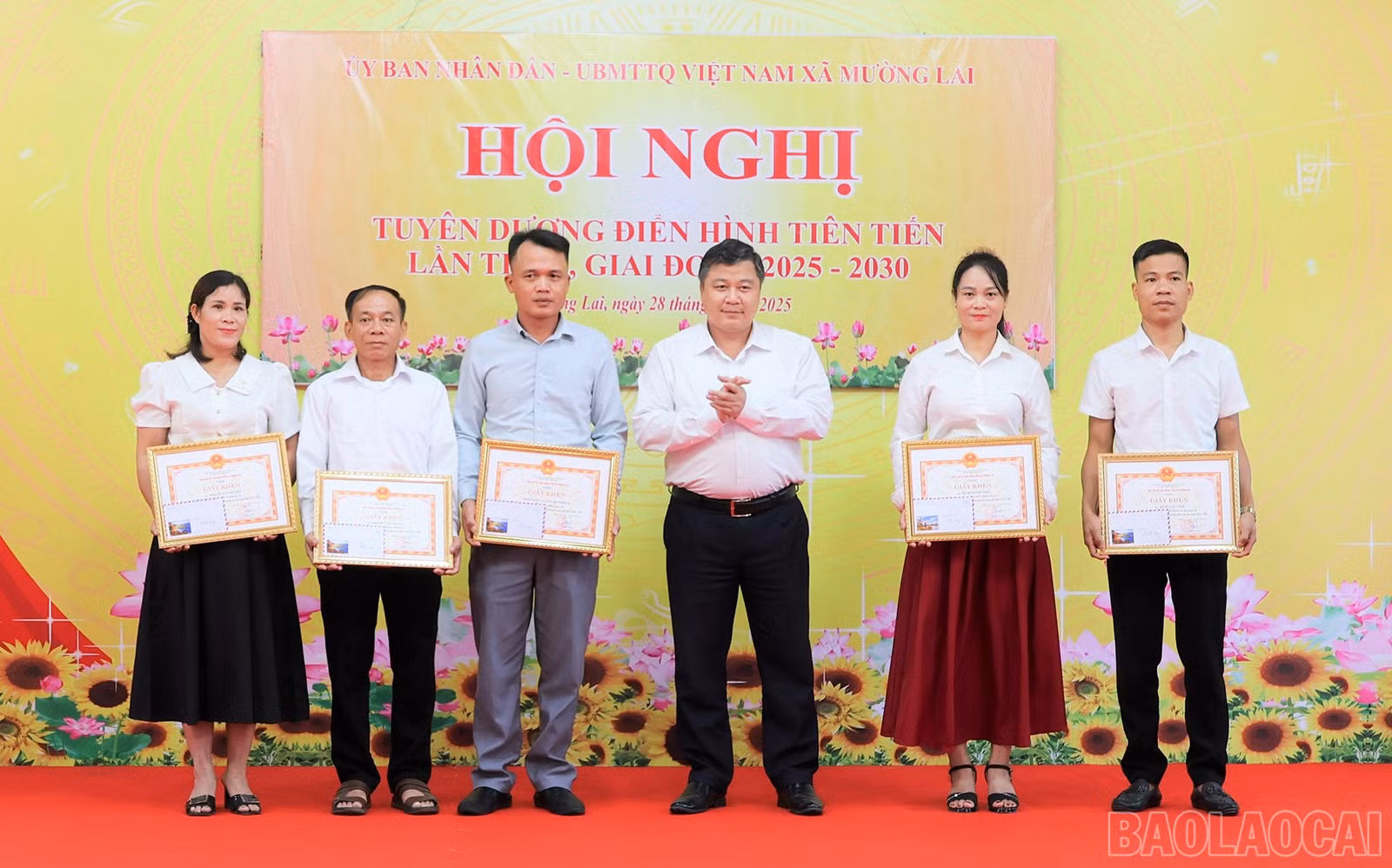 Các điển hình tiên tiến được trao tặng giấy khen.