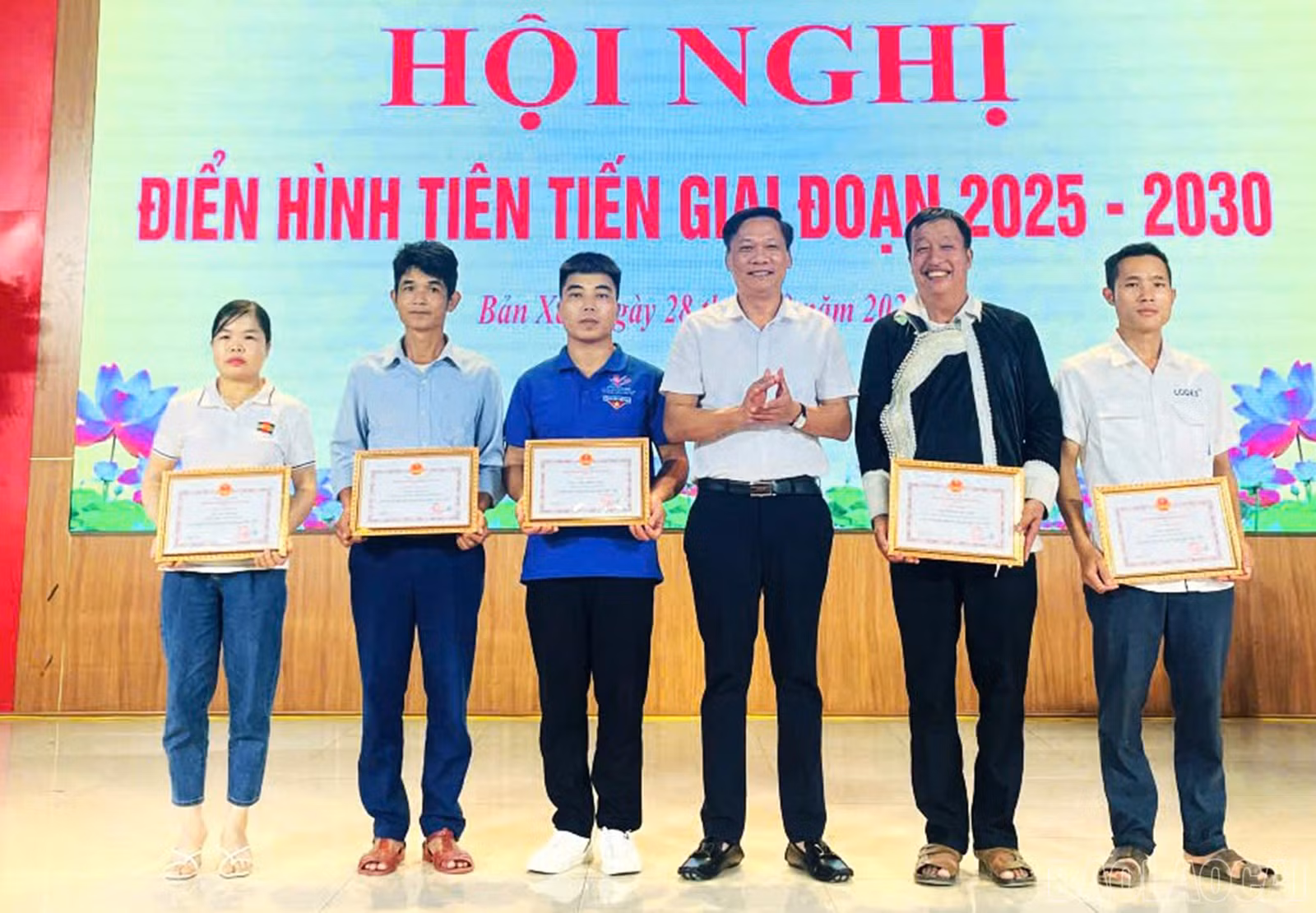 Lãnh đạo xã Bản Xèo trao giấy khen cho các tập thể, cá nhân có thành tích xuất sắc trong các phong trào thi đua.