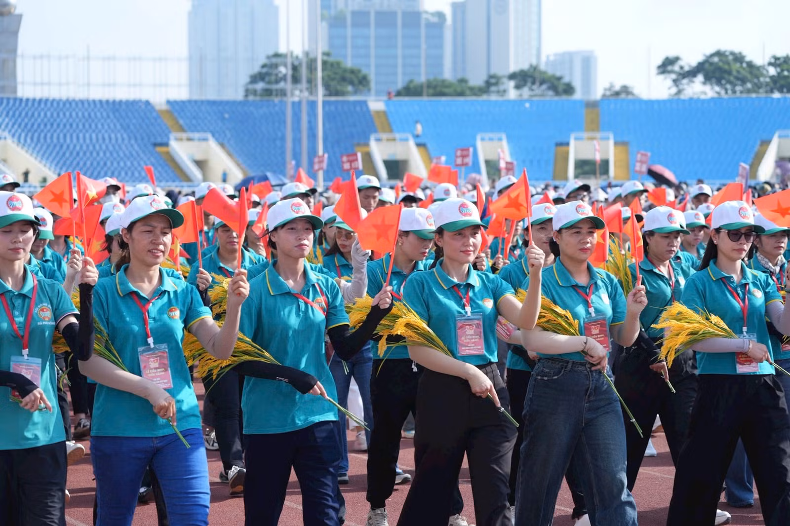 Khối nông dân Việt Nam tham gia hợp luyện.