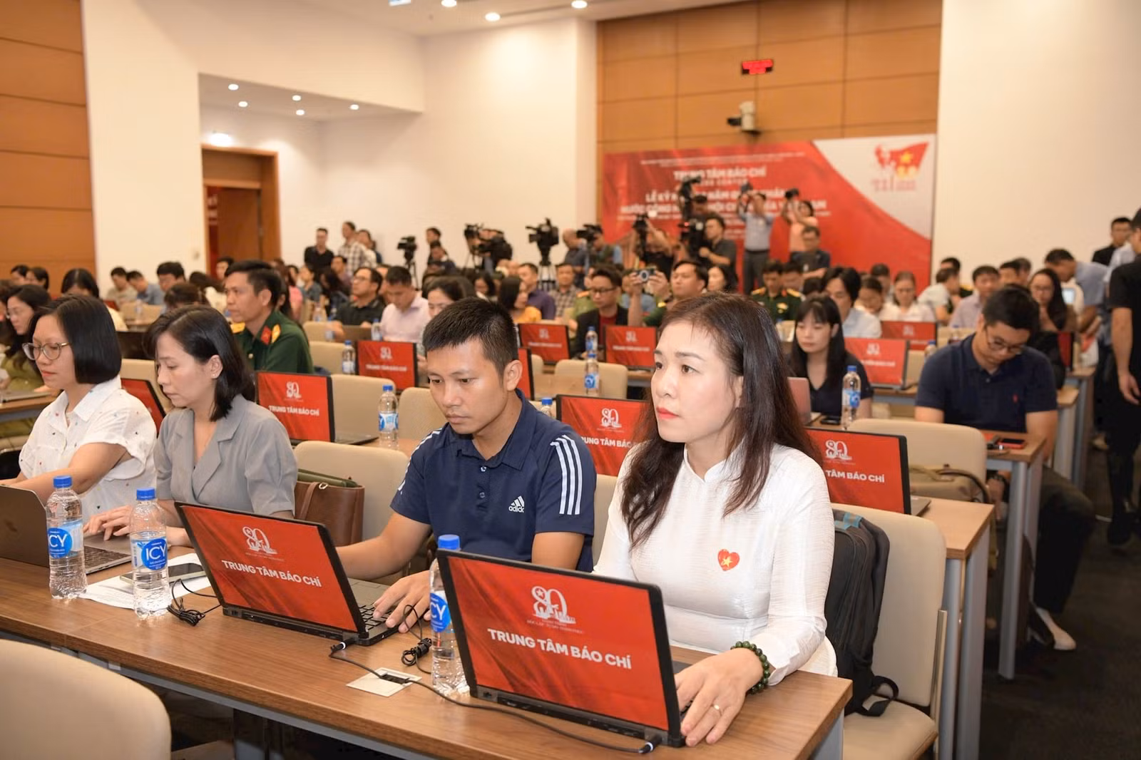 Phóng viên tác nghiệp tại Trung tâm báo chí sau khi khai trương.