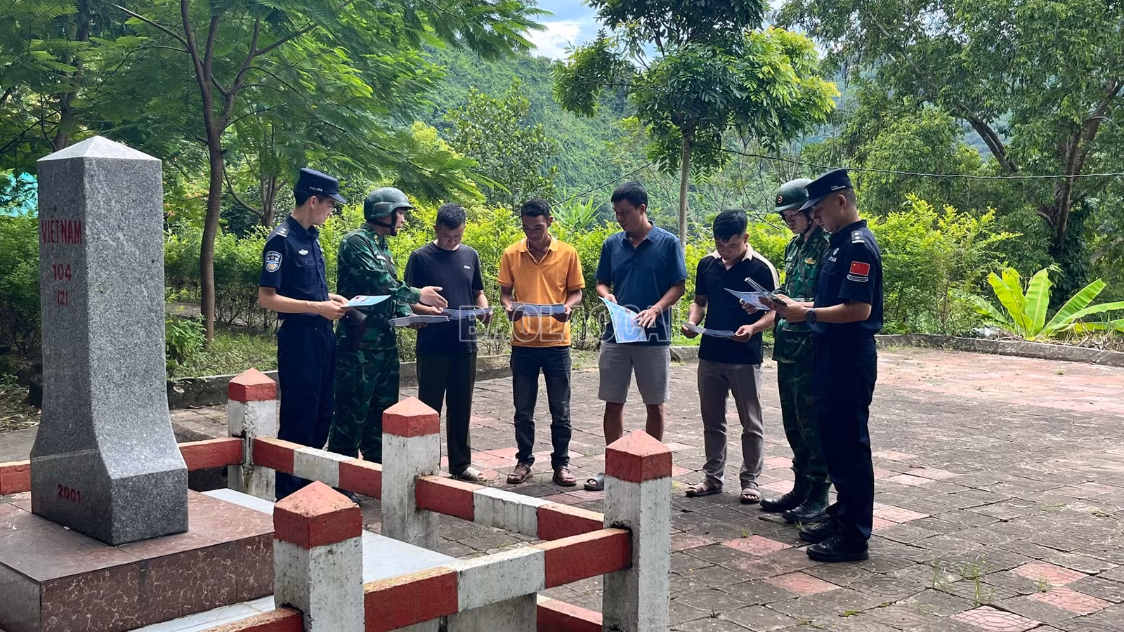 Đội tuần tra liên hợp số 1 Lào Cai tổ chức tuyên truyền phát tờ rơi cho cư dân biên giới.