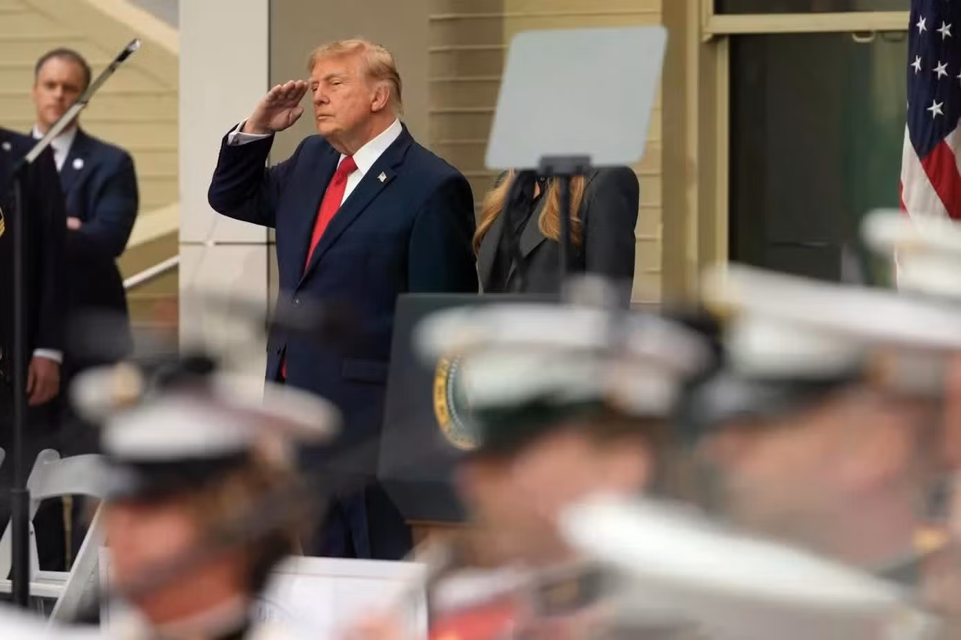 Tổng thống Mỹ Donald Trump giơ tay chào khi đến dự lễ tưởng niệm 25 năm cuộc tấn công ngày 11/9/2001 tại Lầu Năm Góc ở Washington. (Ảnh: AP)