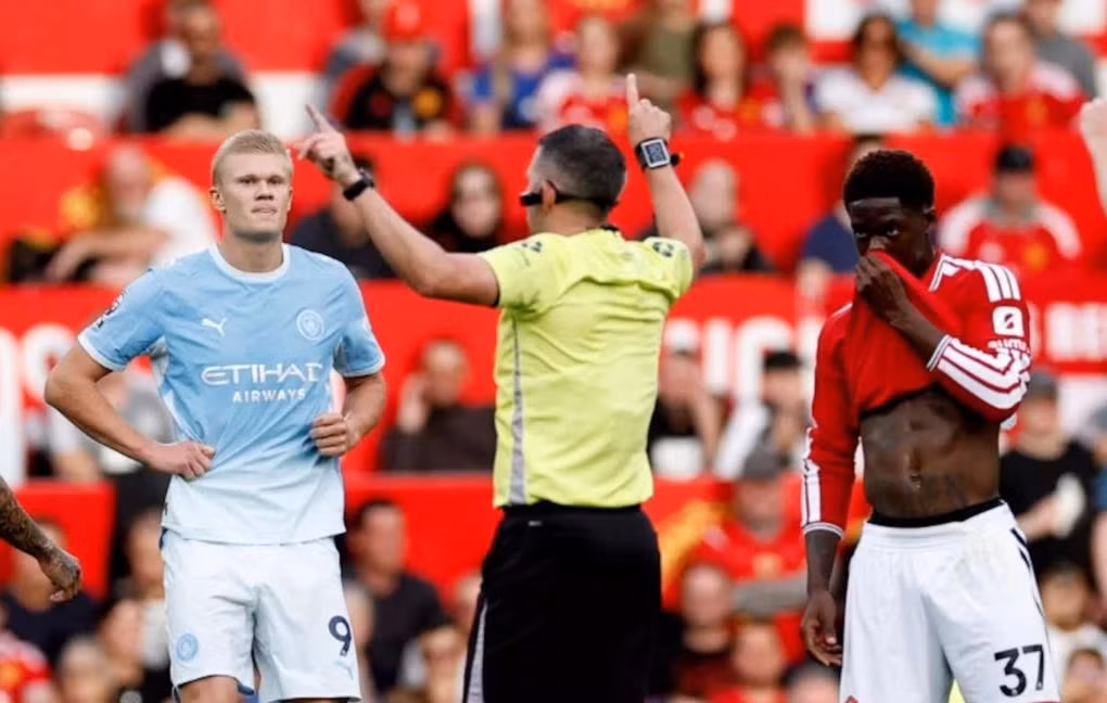 Trọng tài chính Michael Oliver quyết định công nhận bàn thắng của Erling Haaland trong trận Man Utd – Man City trên sân Old Trafford, Manchester, Anh ngày 13/9/2026. Ảnh: Reuters