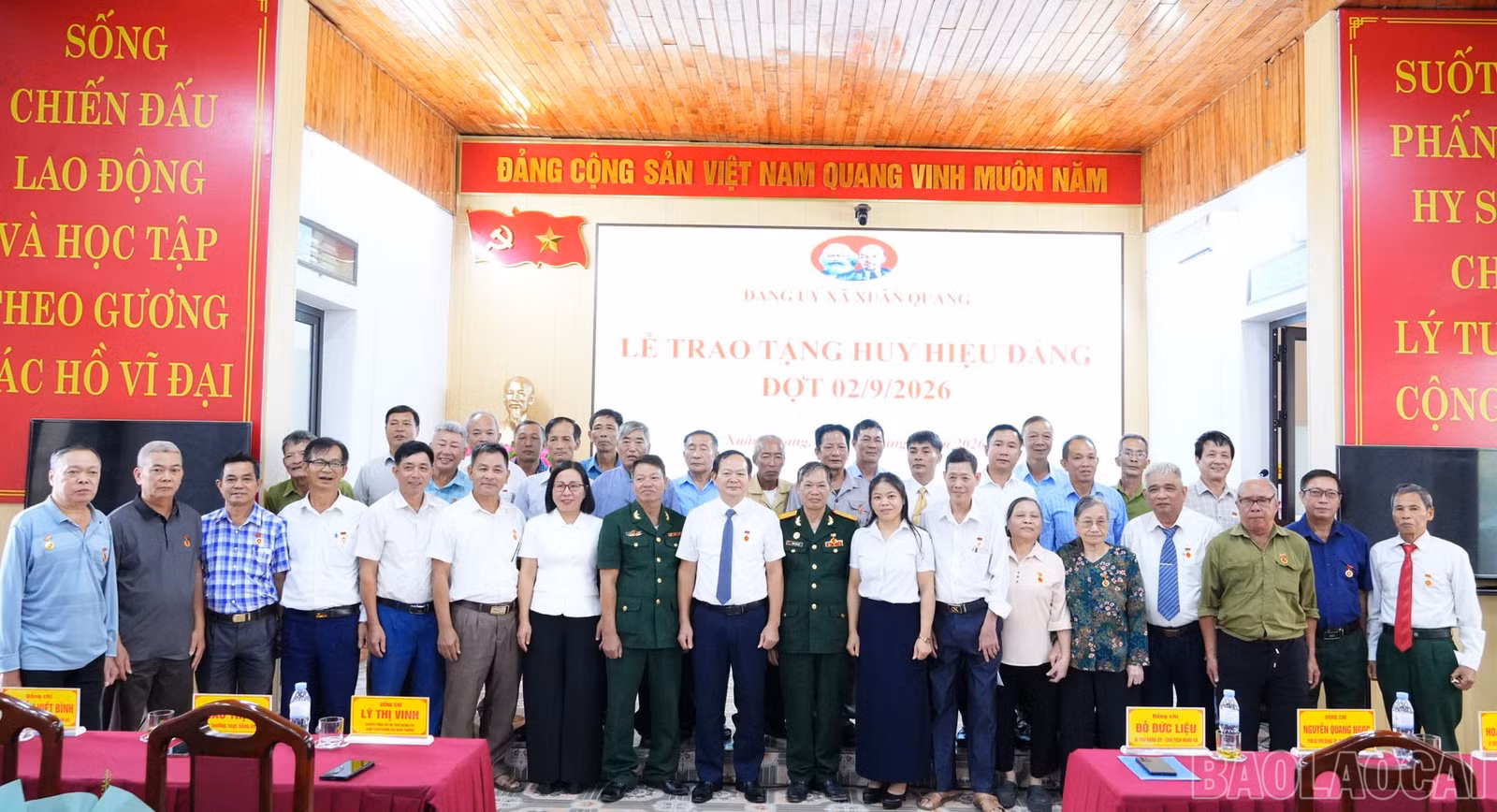 Các đảng viên được trao tặng Huy hiệu Đảng tại buổi lễ.