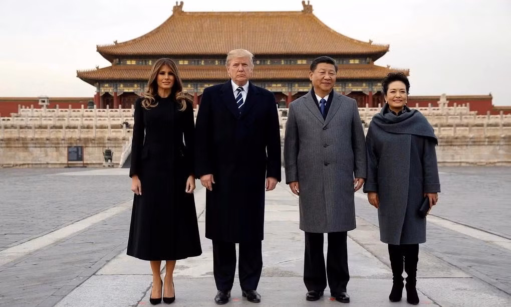 Tổng thống Mỹ Donald Trump và phu nhân Melania (trái) thăm Tử Cấm Thành cùng Chủ tịch Trung Quốc Tập Cận Bình và phu nhân Bành Lệ Viện hồi tháng 11/2017. Ảnh: Reuters
