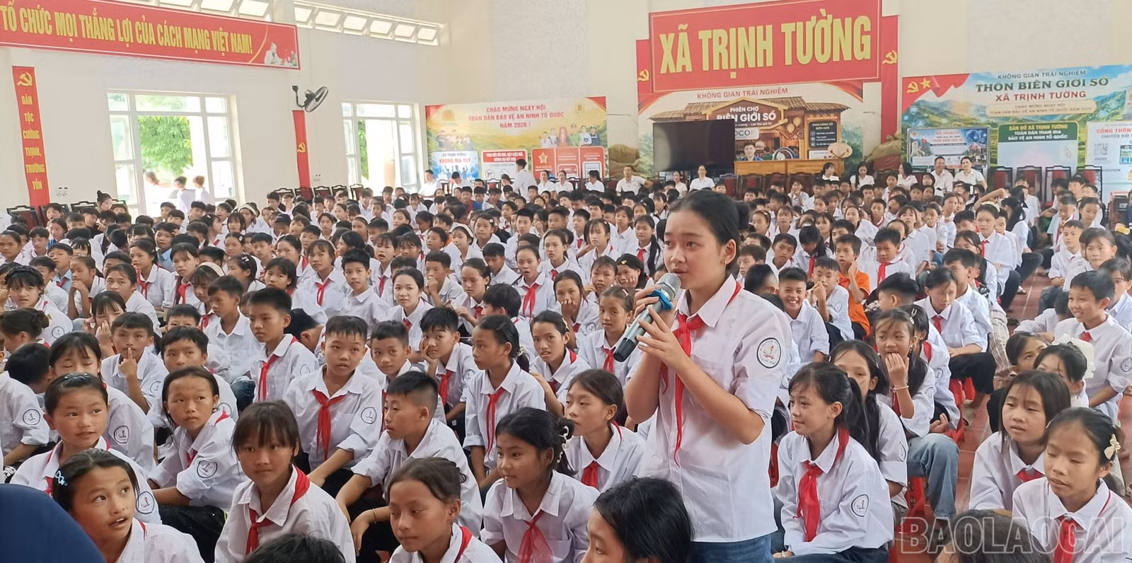 Học sinh trao đổi tại buổi tuyên truyền.
