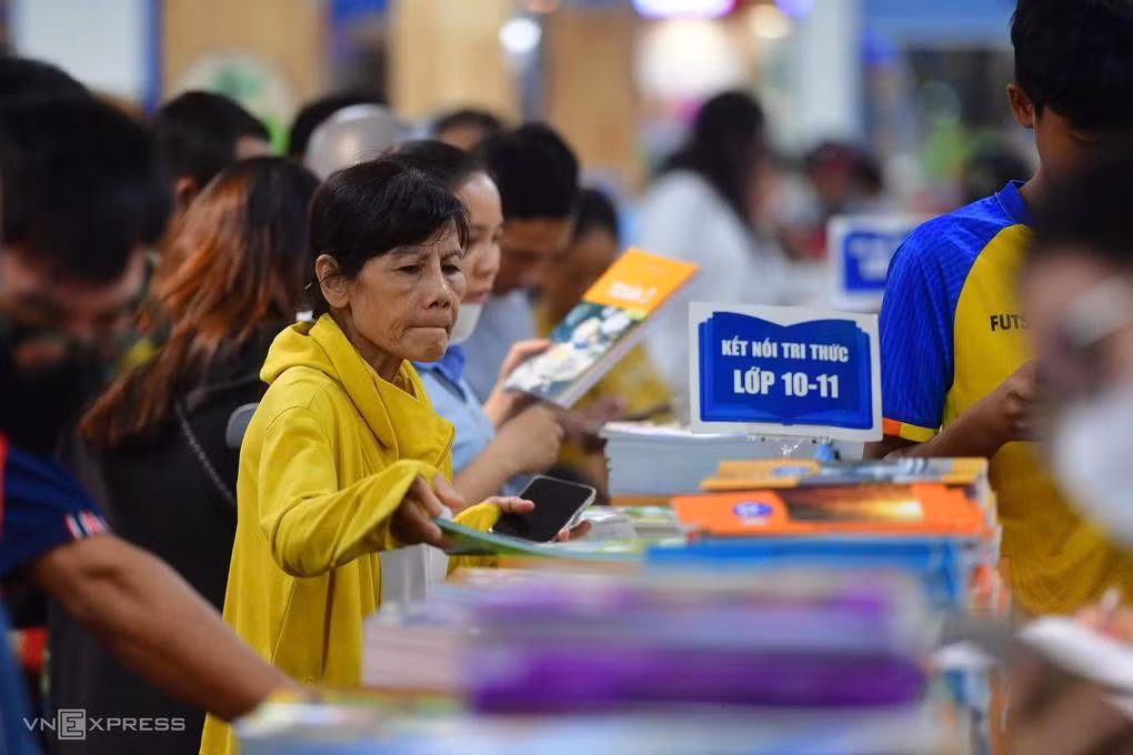 Phụ huynh chen chân mua sách giáo khoa tại một nhà sách ở TP HCM, hôm 19/8. Ảnh: Thanh Tùng