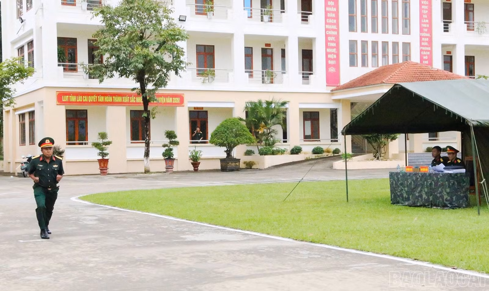 Kiểm tra thực hành các động tác điều lệnh.