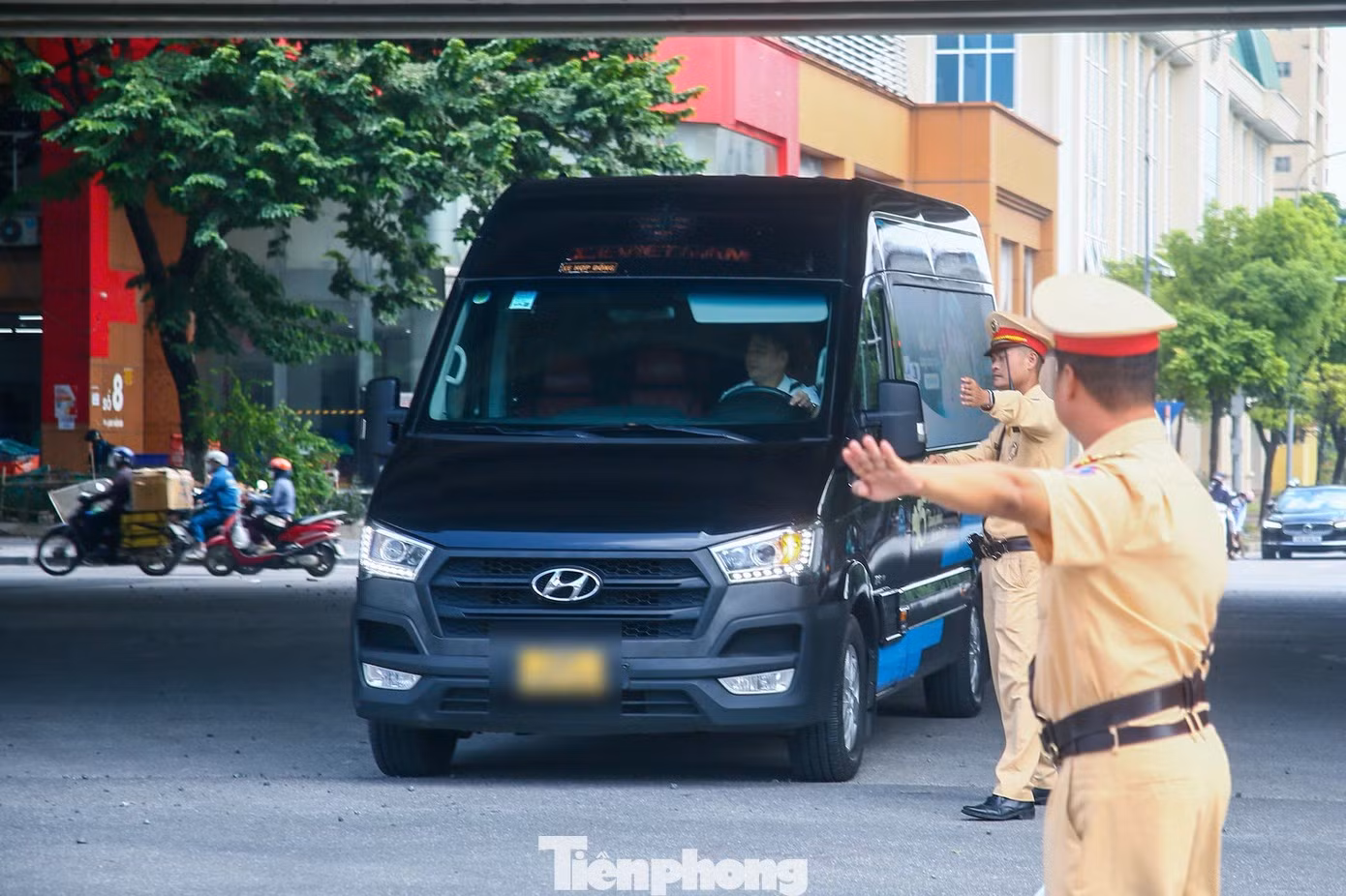 Hình ảnh được chuyển đến các tổ công tác công khai để dừng phương tiện xử lý.