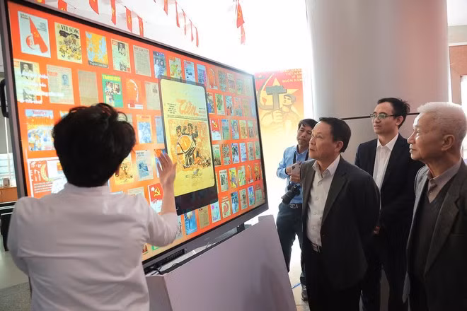 Trưng bày giới thiệu hàng trăm bìa báo Xuân tiêu biểu qua các thời kỳ.