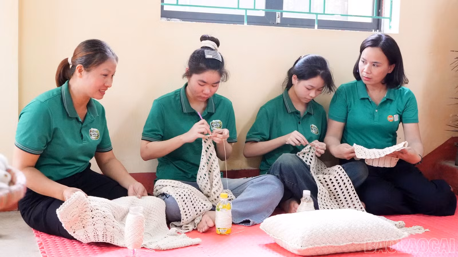 Sản phẩm tơ tằm góp phần tạo việc làm cho người lao động và học sinh địa phương.