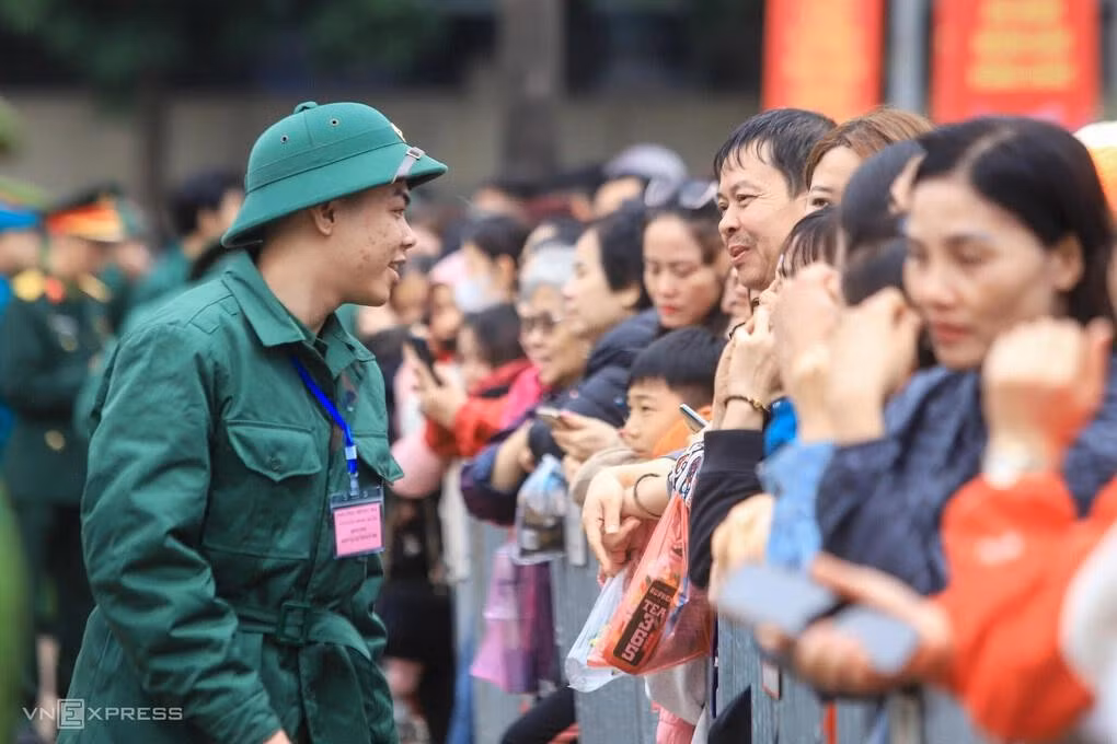 Thanh niên lên đường nhập ngũ thực hiện nghĩa vụ quân sự tại điểm giao, nhận quân số 4 Ban Chỉ huy phòng thủ khu vực 3 – Hồng Hà, Hà Nội, tháng 3/2026. Ảnh: Giang Huy