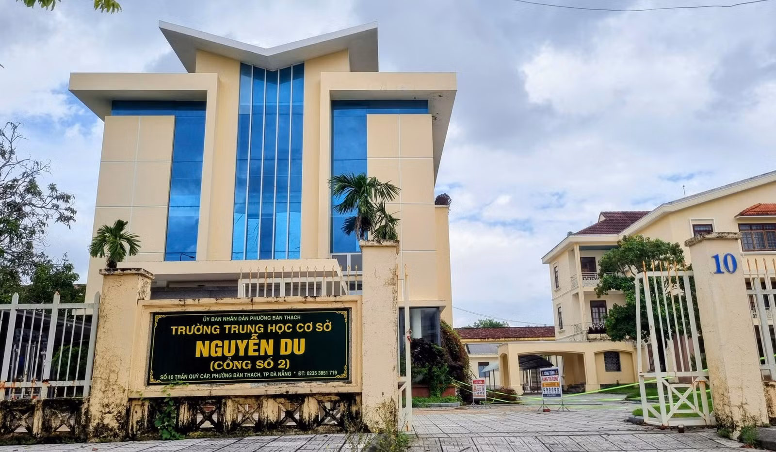 Một trụ sở làm việc cơ quan nhà nước dôi dư sau sắp xếp được bàn giao cho Trường THCS Nguyễn Du (phường Bàn Thạch). Ảnh: CHÂU NỮ