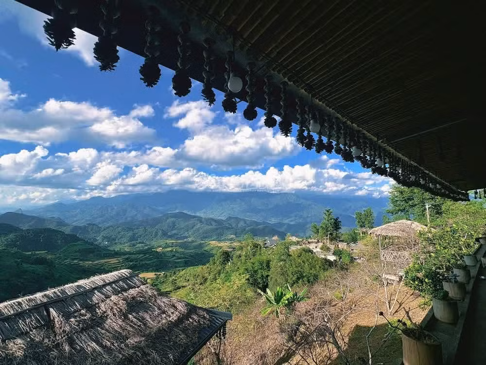 Cuối cùng, cha anh quyết định cứ làm, thiếu thì vay thêm. Mùa khô năm 2021, căn homestay bắt đầu thành hình. Trước Tết, năm phòng ngủ được hoàn thiện, gia đình dành hai phòng để ở, ba phòng còn lại đưa vào kinh doanh.
