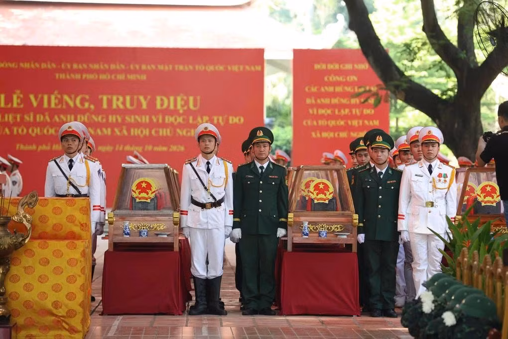 Lễ tổng duyệt truy điệu trước khi đưa hài cốt liệt sĩ ở công viên Lê Thị Riêng về an tang tại Nghĩa trang liệt sĩ TP HCM, sáng 12/10. Ảnh: Đình Văn
