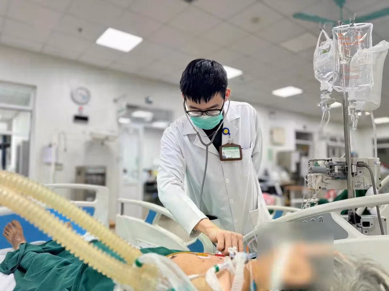Các bác sĩ thăm khám cho bệnh nhân. Ảnh: Thanh Thanh