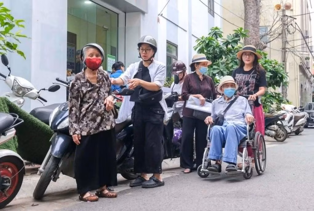 Người cao tuổi Hà Nội đi làm thủ tục ủy quyền nhận lương hưu, tháng 6/2026. Ảnh: Thu Hương