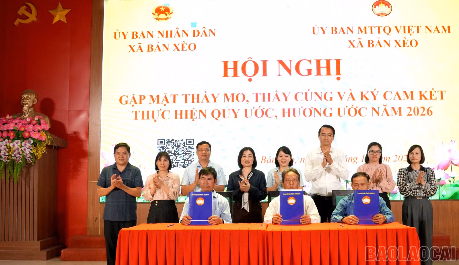 Ký cam kết thực hiện quy ước, hương ước về cải tạo phong tục tập quán lạc hậu giữa các thầy mo, thầy cúng với MTTQ và UBND xã.