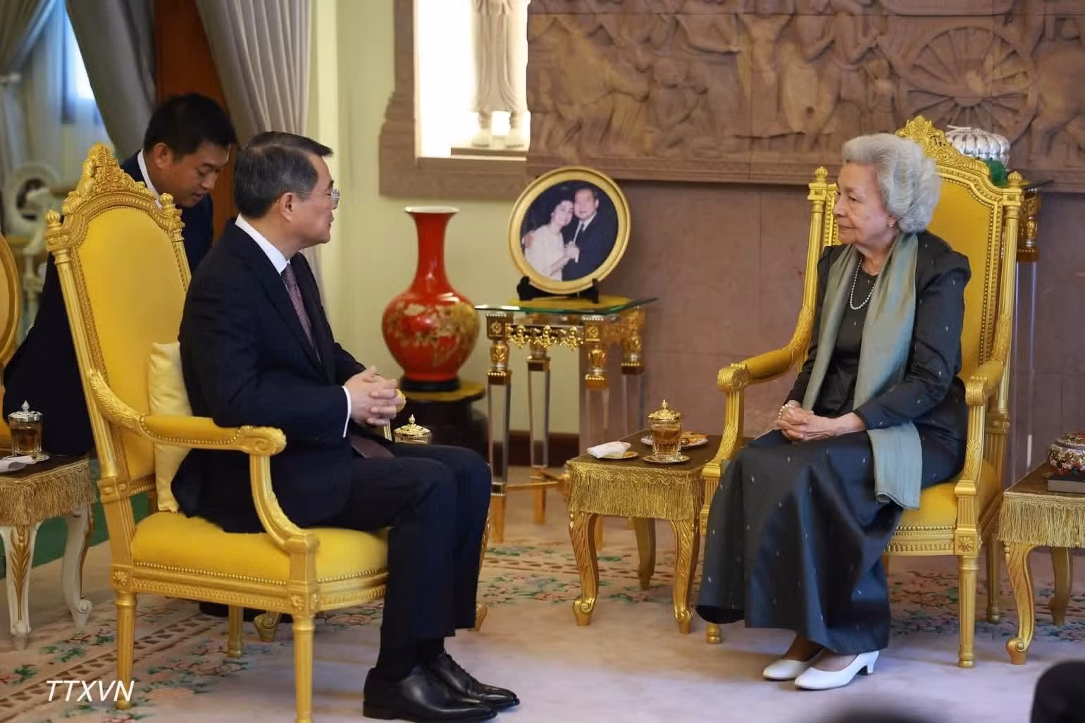 Thủ tướng Chính phủ Lê Minh Hưng đến chào Hoàng Thái hậu Norodom Monineath Sihanouk. (Ảnh: Dương Giang/TTXVN)