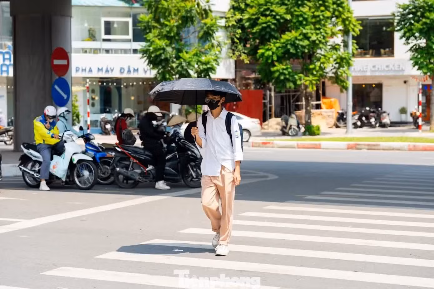 Người dân Hà Nội đối mặt với nắng nóng hiếm gặp vào cuối tháng 9 năm 2026.