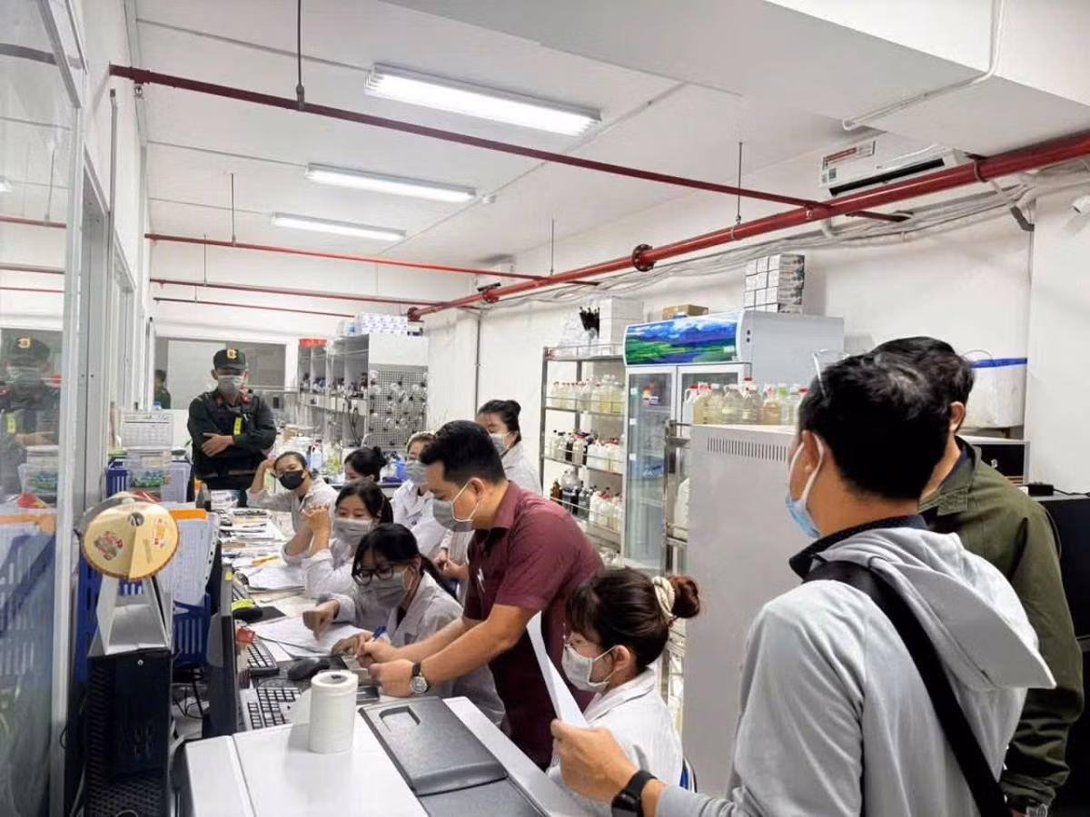 Cơ quan Công an khám xét các địa điểm liên quan đến vụ án.