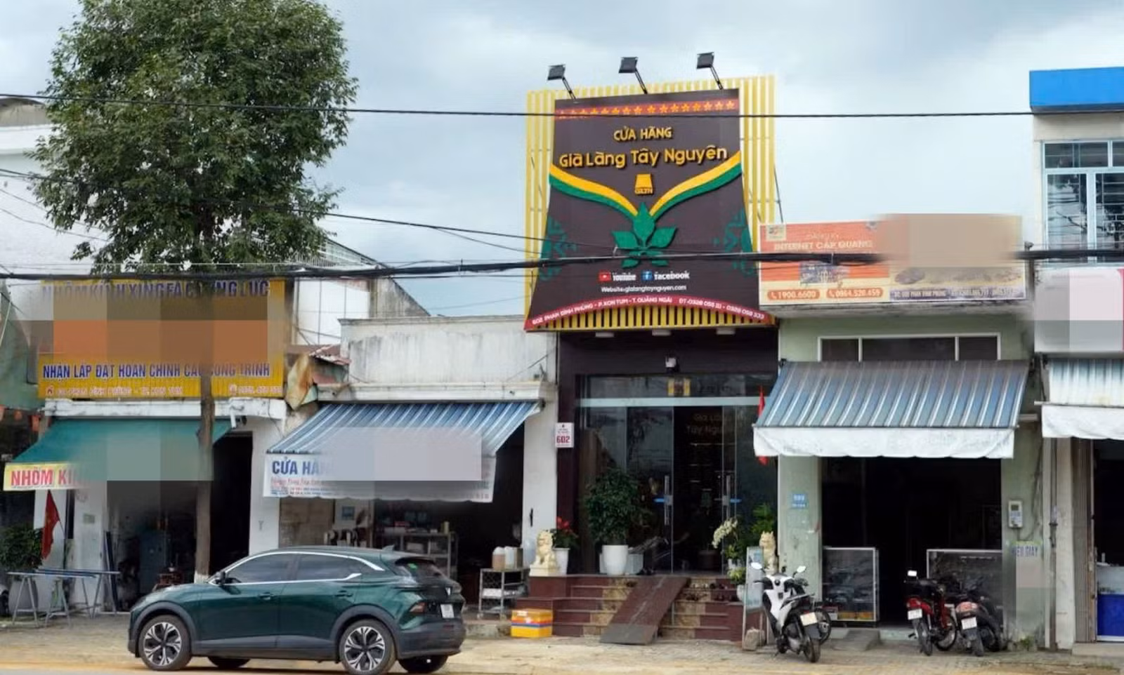 Cửa hàng Già làng Tây Nguyên trên đường Phan Đình Phùng, phường Kon Tum.