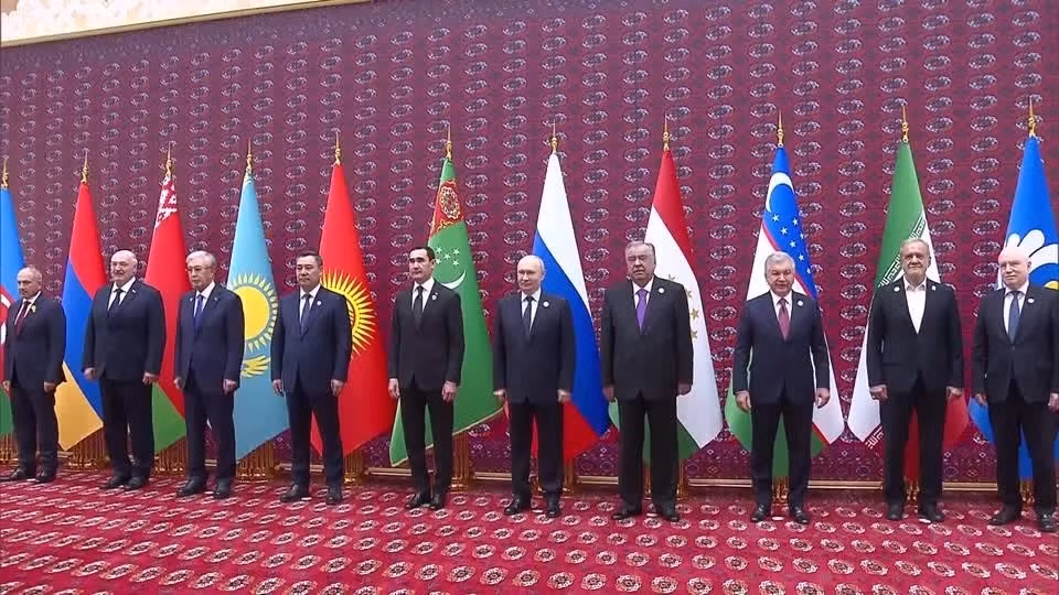 Các nhà lãnh đạo trước thềm hội nghị thượng đỉnh CIS tại Turkmenistan ngày 9/10. Ảnh: Reuters