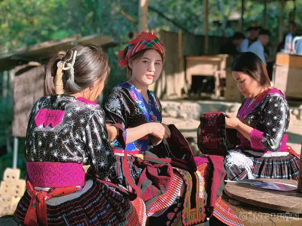 Ở độ cao khoảng 1.200 m, dưới chân dãy Hoàng Liên Sơn, người dân vẫn lên nương trồng lúa, chăm rừng thảo quả, nuôi ong lấy mật. Nhưng bên cạnh những công việc quen thuộc, họ bắt đầu đón khách từ miền xuôi và nước ngoài đến nghỉ lại, tìm hiểu văn hóa bản địa. Để có những căn homestay hôm nay, người dân từng phải vượt qua nhiều băn khoăn. Làm du lịch không đơn giản là kê thêm vài chiếc giường, mà còn là học cách đón tiếp khách, tổ chức dịch vụ và làm quen với một nghề chưa từng có trong kinh nghiệm mưu sinh của cha ông.