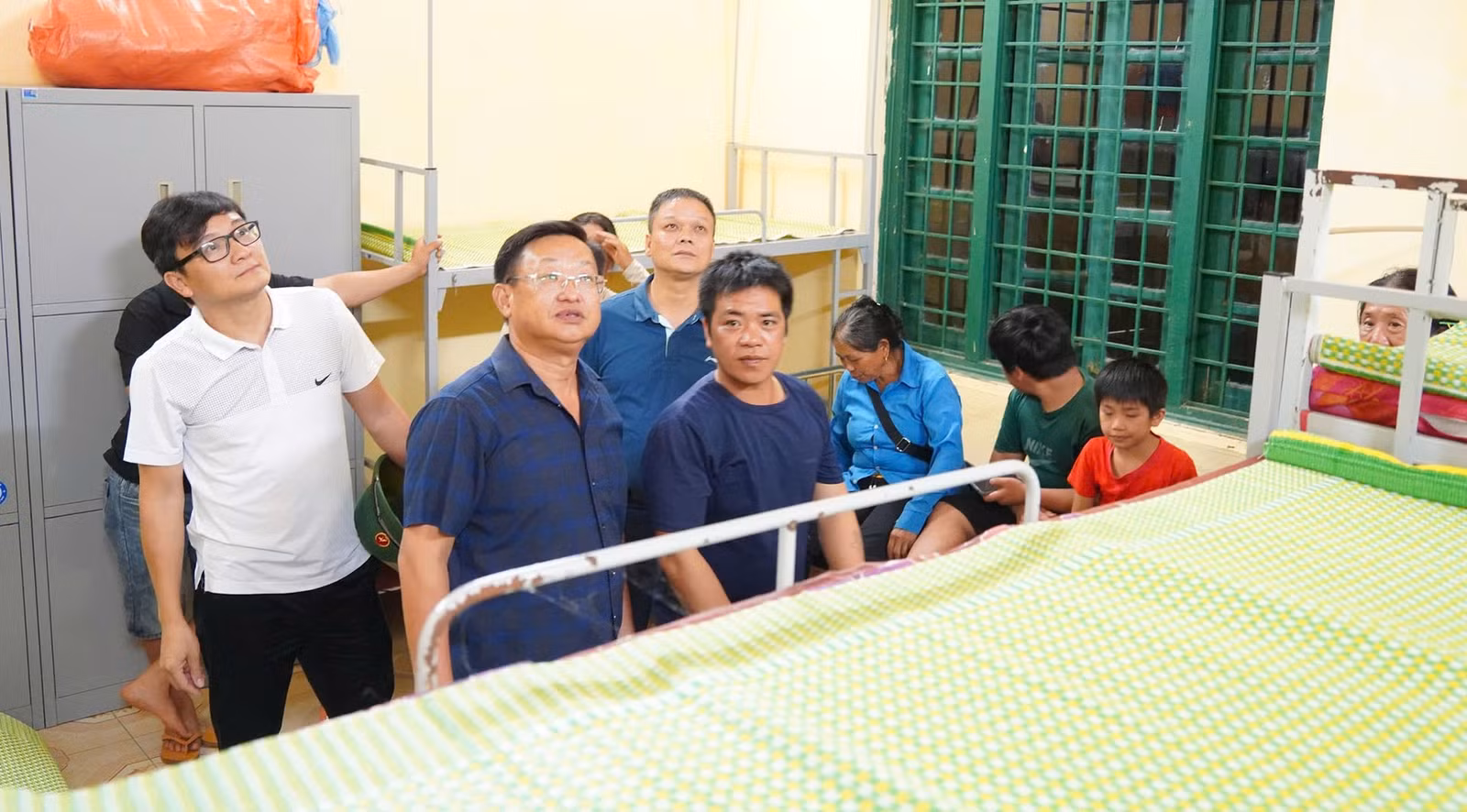 lanh-dao-xa-muong-khuong-kiem-tra-dieu-kien-co-so-vat-tai-truong-tieu-hoc-sa-ho-chat-bo-tri-cho-10-ho-gia-dinh-thon-chung-chai-b.jpg