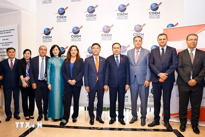 Chủ tịch Quốc hội Trần Thanh Mẫn với các đại biểu.