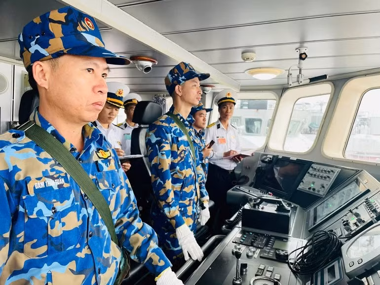Các tàu trực, chốt trên các vùng biển, đảo luôn chắc tay súng, vững tay lái bảo vệ chủ quyền biển, đảo thân yêu.