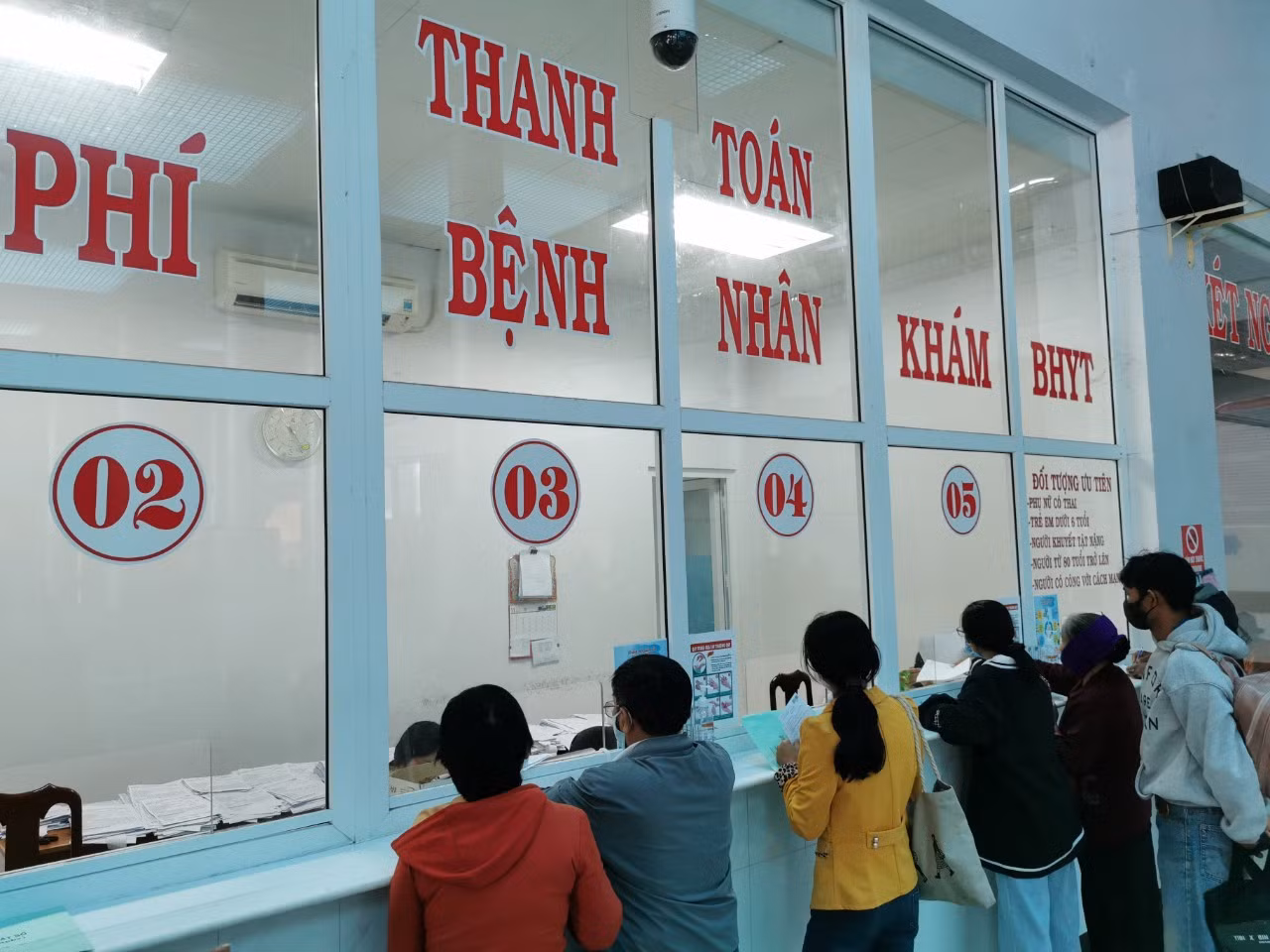 Thank toán BHYT khi khám chữa bệnh.