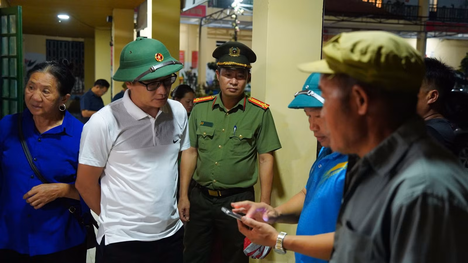 Lãnh đạo xã Mường Khương trực tiếp đến chỉ đạo, kiểm tra, vận động 21 hộ gia đình có nguy cơ ảnh hưởng thiên tai cao sơ tán đến nơi an toàn hơn.