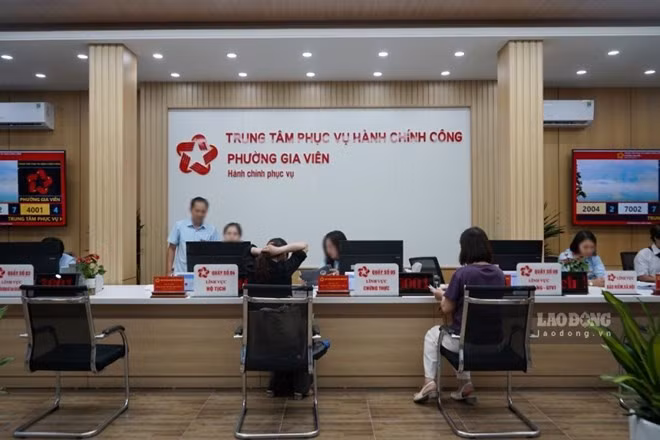 TP Hải Phòng sắp xếp, cân đối lại biên chế, gắn tinh gọn số lượng với nâng cao chất lượng đội ngũ. Trong ảnh, công chức, viên chức Trung tâm Phục vụ hành chính công phường Gia Viên (TP Hải Phòng) giải quyết thủ tục hành chính cho người dân hồi tháng 5/2026. Ảnh: Hoàng Khôi
