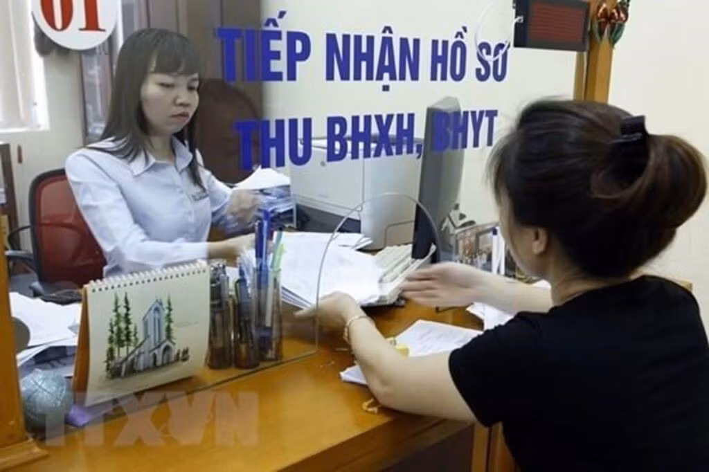 Giải quyết chế độ bảo hiểm xã hội cho người dân.