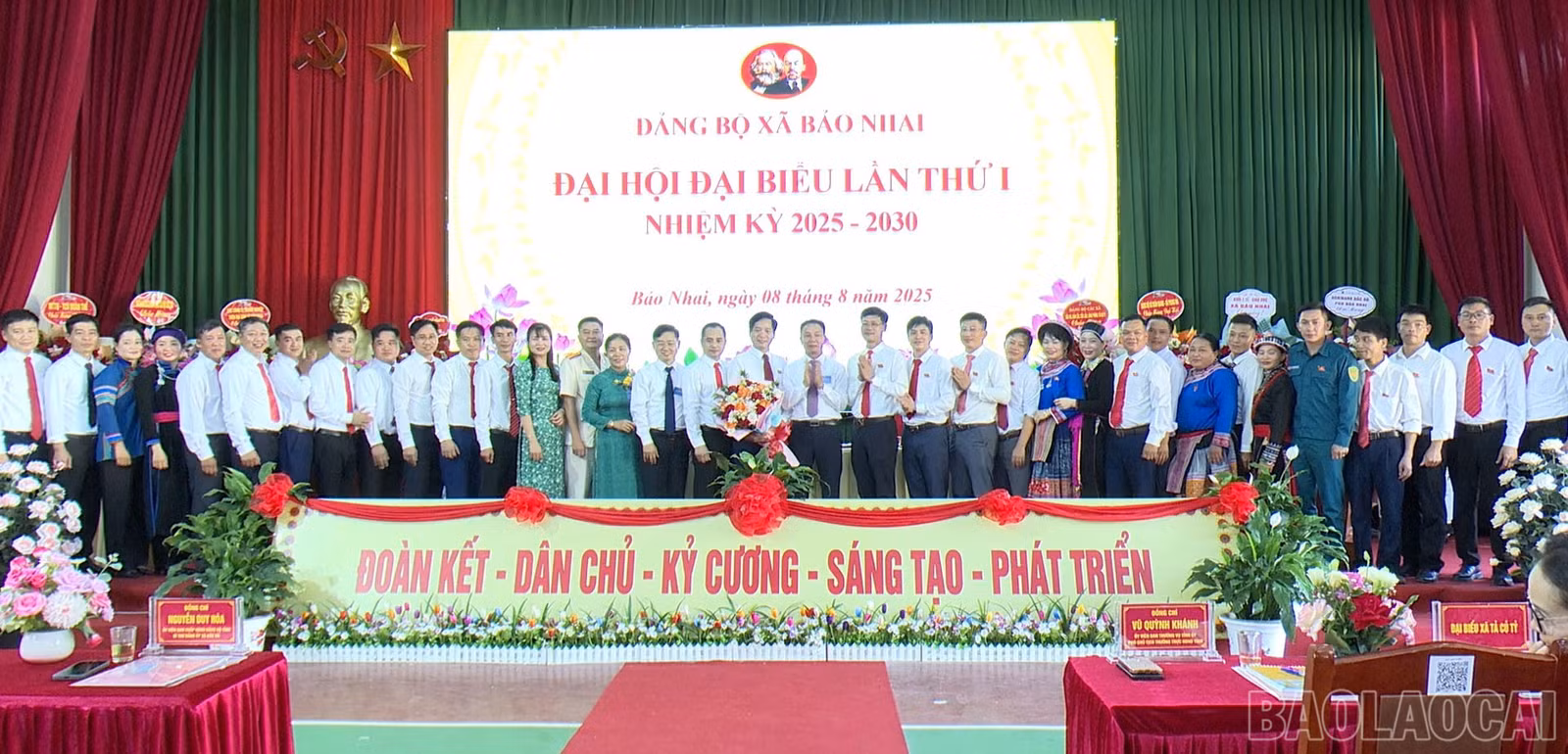 Ban Chấp hành Đảng bộ xã Bảo Nhai ra mắt đại hội.