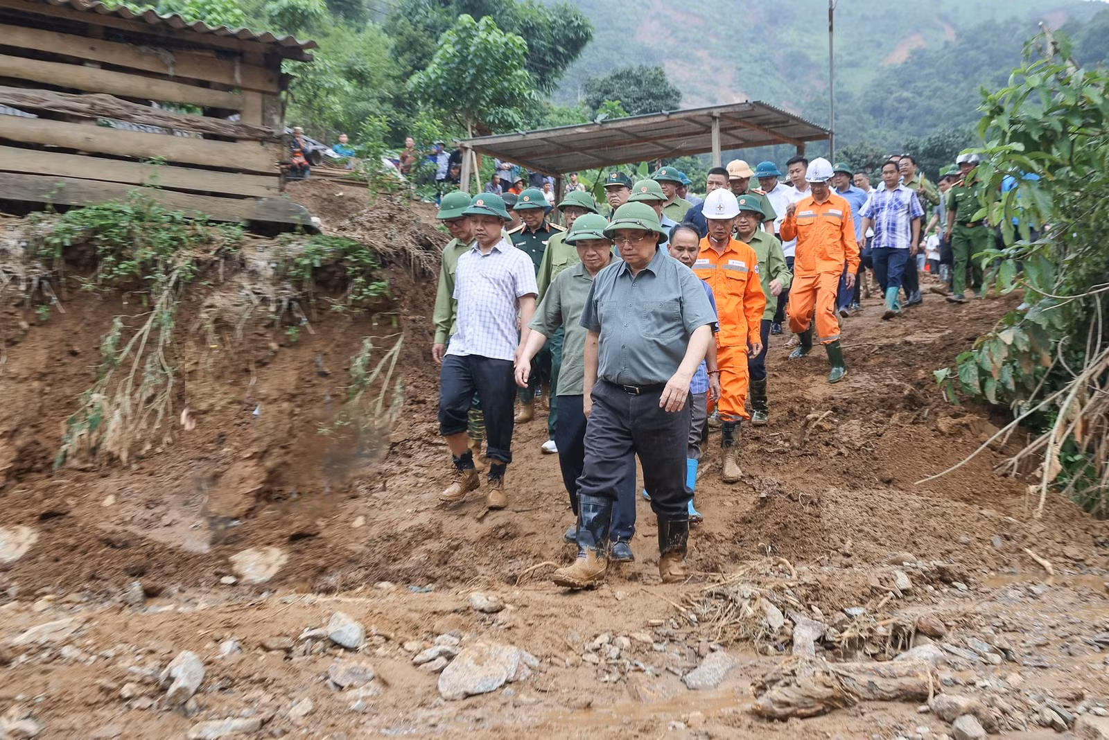 Chiều ngày 3-8, Thủ tướng Phạm Minh Chính và đoàn công tác đã tới hiện trường, thăm hỏi, động viên người dân chịu ảnh hưởng, thiệt hại nặng nề do mưa lũ, sạt lở đất tại xã Na Son, xã Tìa Dình, xã Xa Dung của tỉnh Điện Biên.