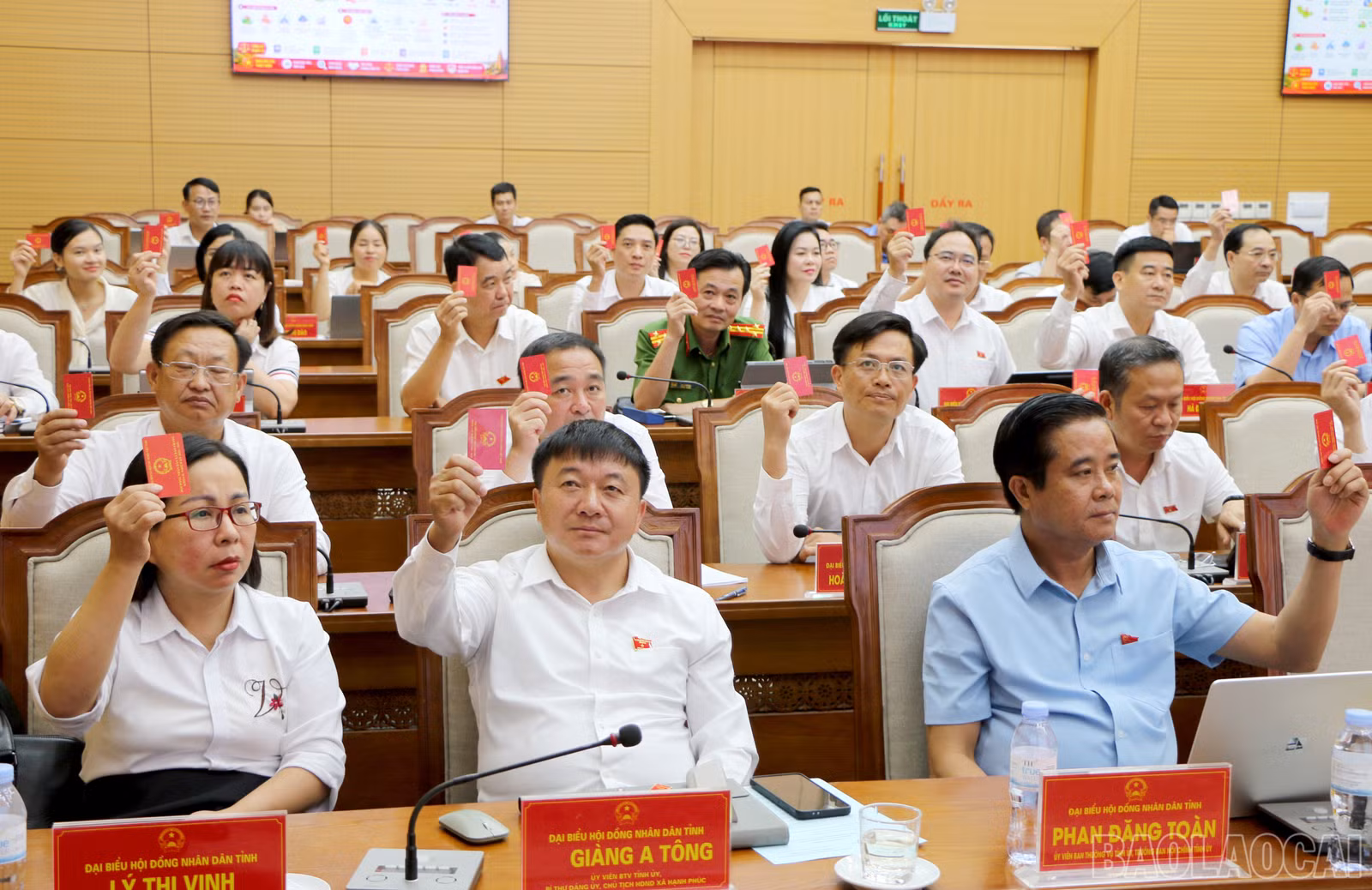 Đại biểu biểu quyết thông qua các nghị quyết tại kỳ họp.
