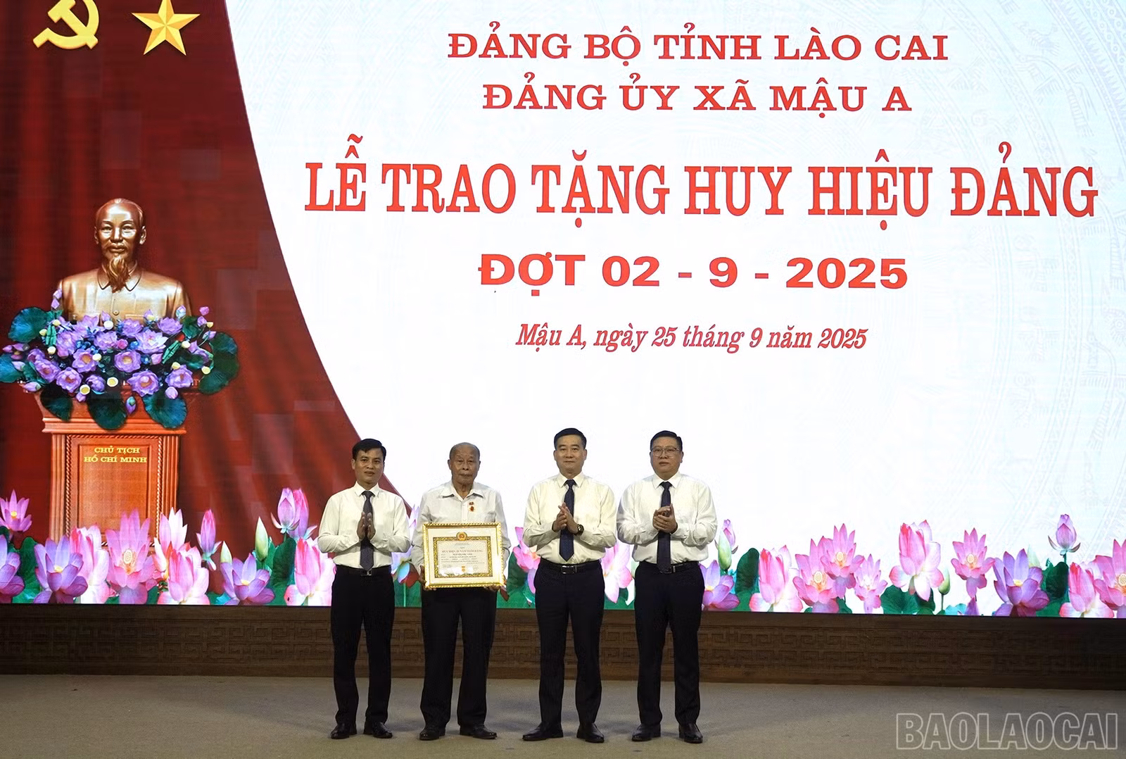 Lãnh đạo xã trao Huy hiệu 55 năm tuổi Đảng cho đảng viên.
