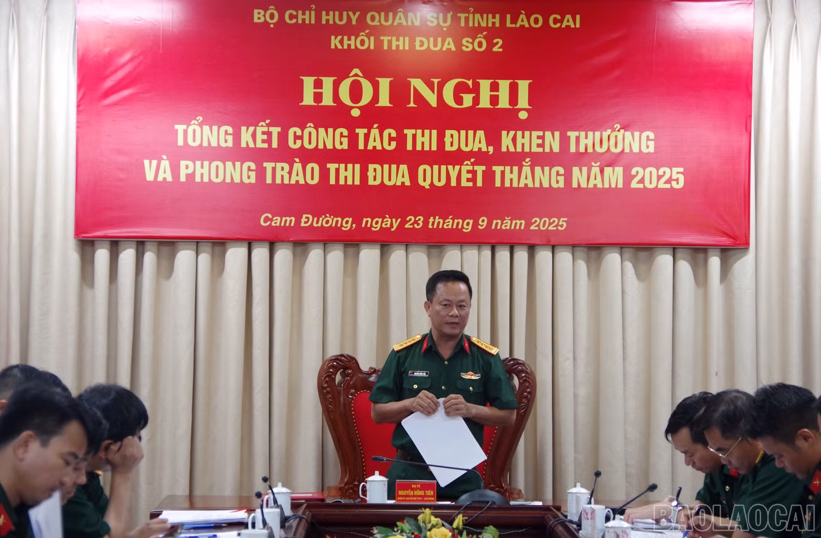 Đại tá Nguyễn Hồng Tiến - Bí thư Đảng ủy, Chính ủy Ban Chỉ huy phòng thủ khu vực 1 - Cam Đường kết luận hội nghị.