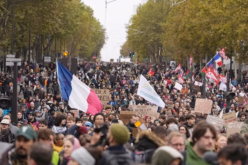 Người biểu tình tuần hành ở thủ đô Paris hôm 24-10. Ảnh: AP