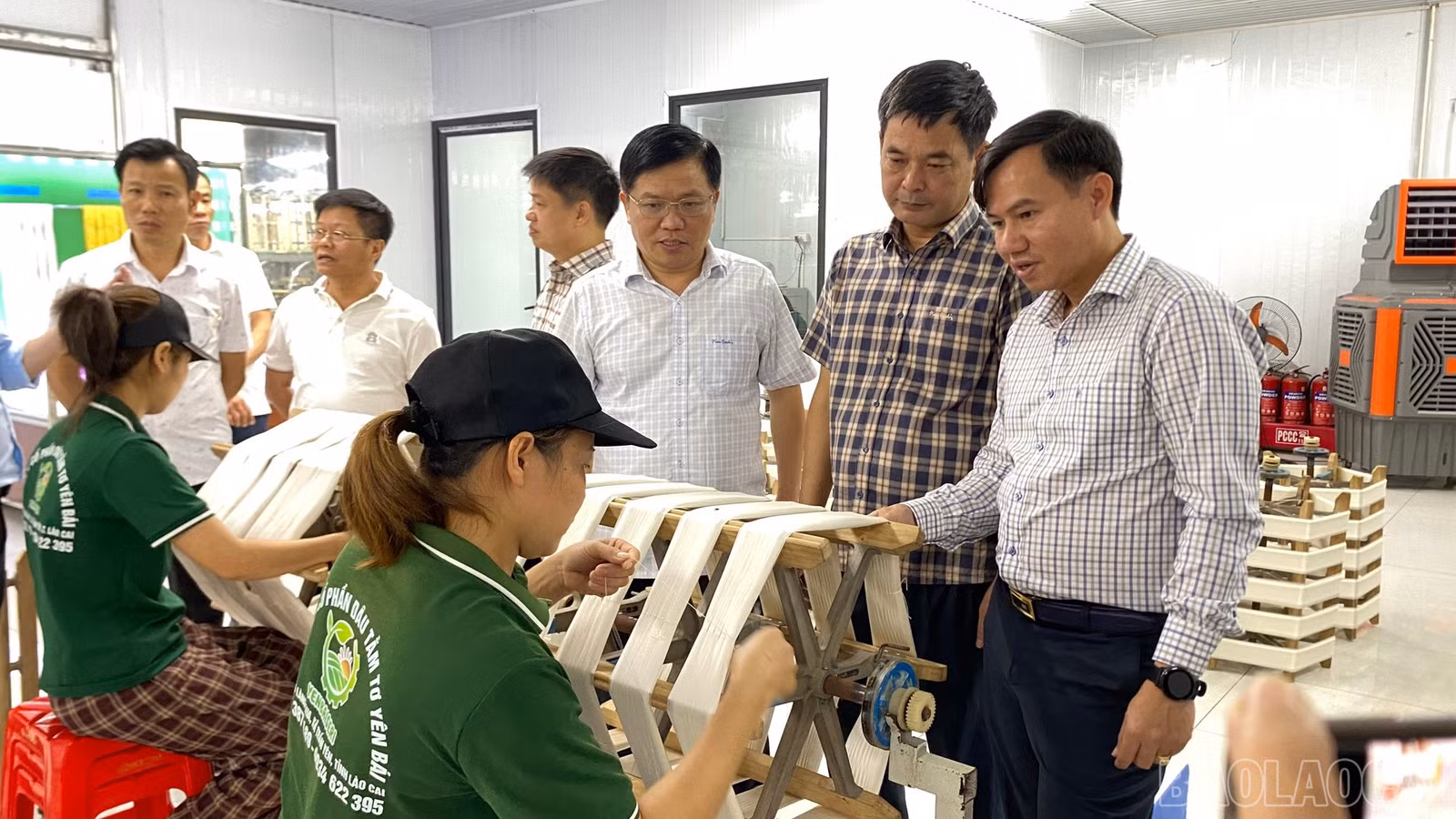 Đoàn công tác tham quan hoạt động của Công ty Dâu tằm tơ Yên Bái.