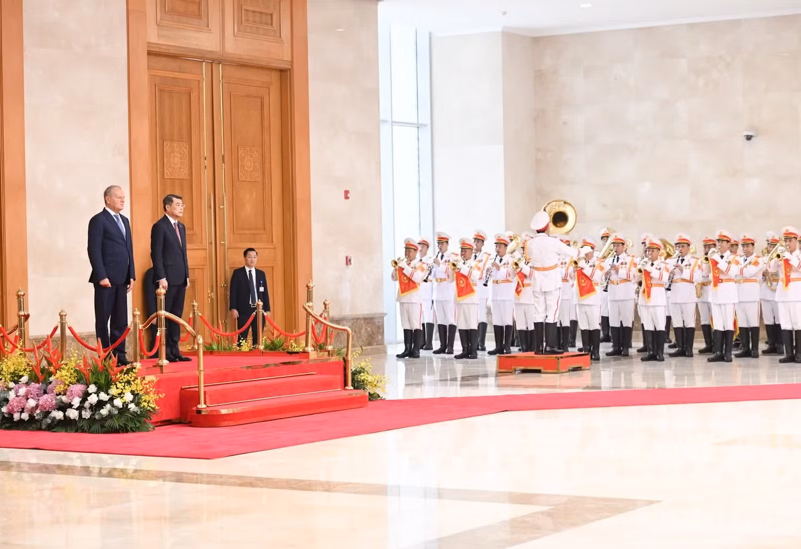 Thủ tướng Lê Minh Hưng và Thủ tướng Cộng hòa Ba Lan Donald Tusk thực hiện nghi lễ chào cờ hai nước.