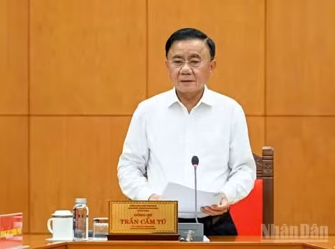 Thường trực Ban Bí thư Trần Cẩm Tú ký ban hành Kết luận số 107-KL/TW ngày 17/10/2026 về hoàn thiện hệ thống vị trí việc làm trong hệ thống chính trị gắn với xây dựng đội ngũ cán bộ và quản lý biên chế. (Ảnh: DUY LINH)