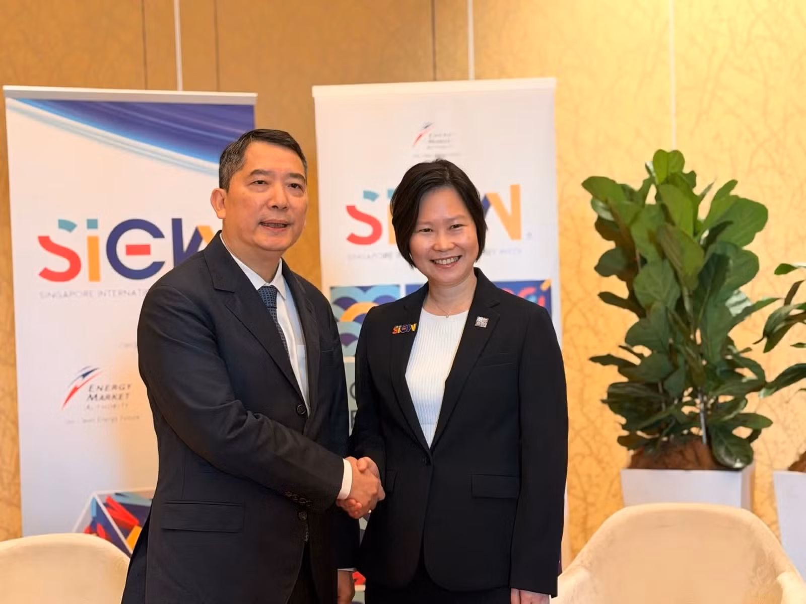 Thứ trưởng Bộ Tài chính Cao Anh Tuấn gặp bà Gan Siow Huang (Bộ trưởng Nhà nước, Bộ Ngoại giao và Bộ Năng lượng, Thương mại và Công nghiệp Singapore) bên lề SIEW 2026. (Ảnh: Ban tổ chức)