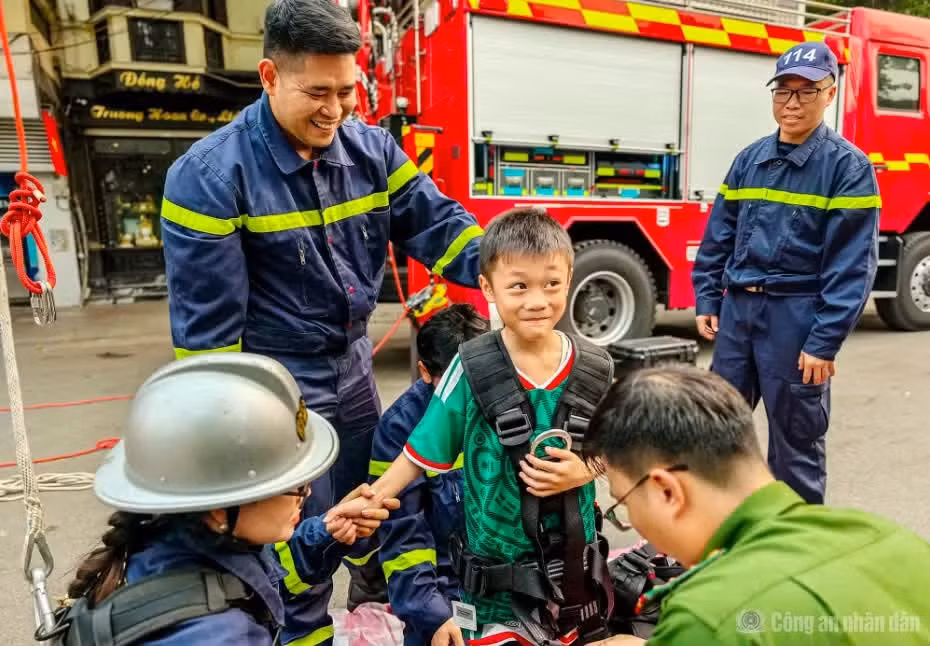 Người dân trải nghiệm hoạt động PCCC tại Hà Nội.