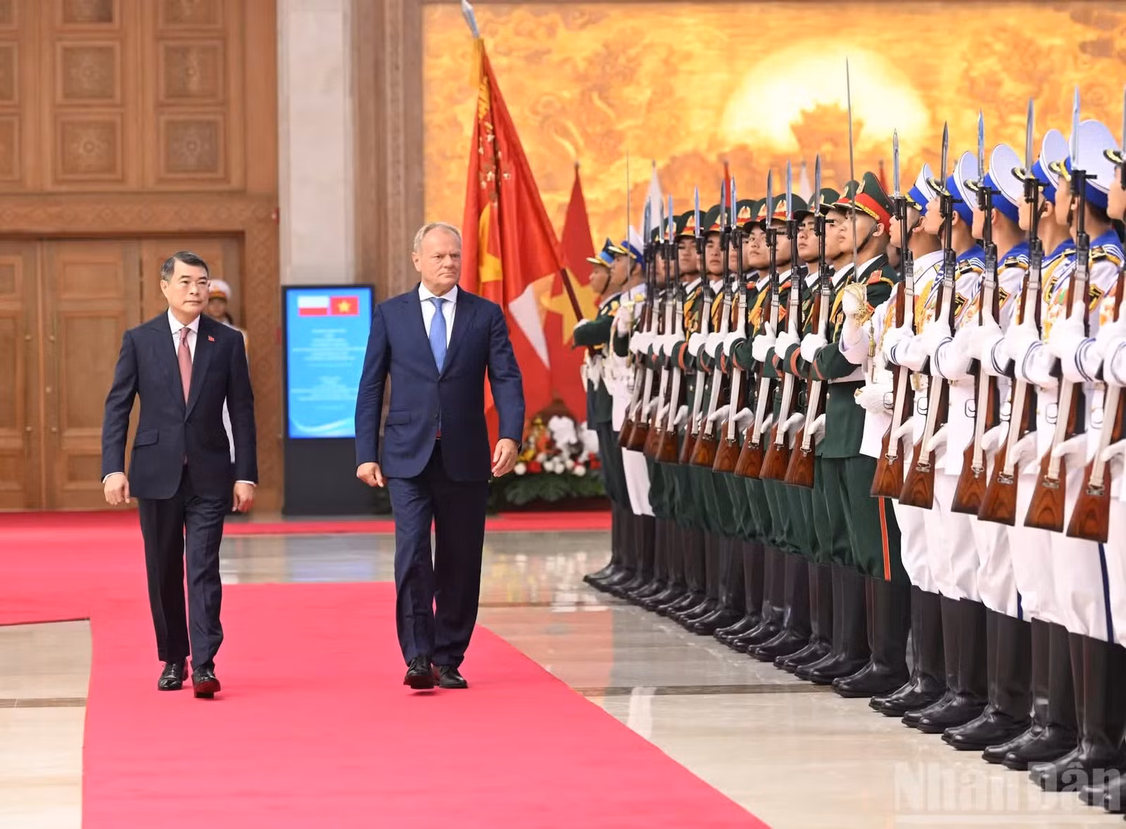 Thủ tướng Lê Minh Hưng và Thủ tướng Cộng hòa Ba Lan Donald Tusk duyệt Đội danh dự Quân đội nhân dân Việt Nam.