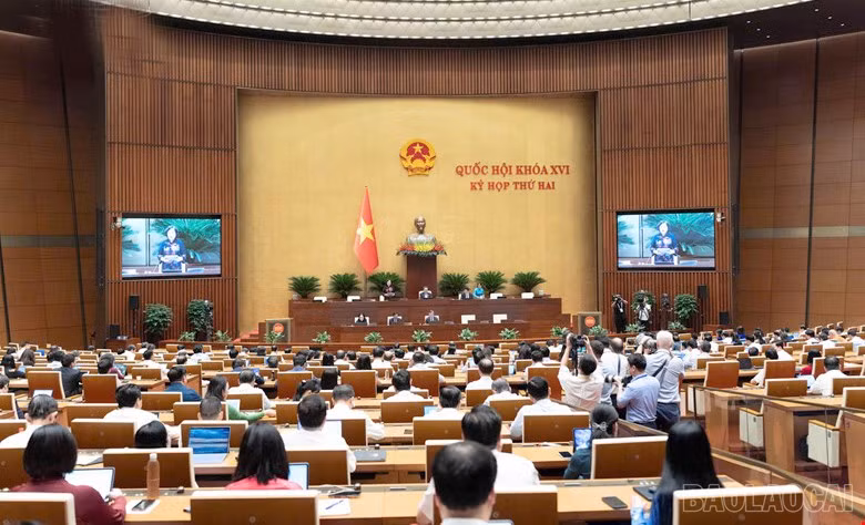 Quang cảnh thảo luận tại Hội trường, Kỳ họp thứ Hai, Quốc hội khóa XVI.