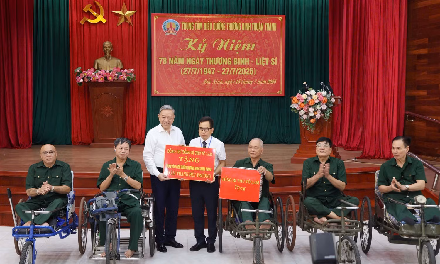 Tổng Bí thư, Chủ tịch nước Tô Lâm thăm, tặng quà tại Trung tâm Điều dưỡng thương binh Thuận Thành (Bắc Ninh), tháng 7/2025.
