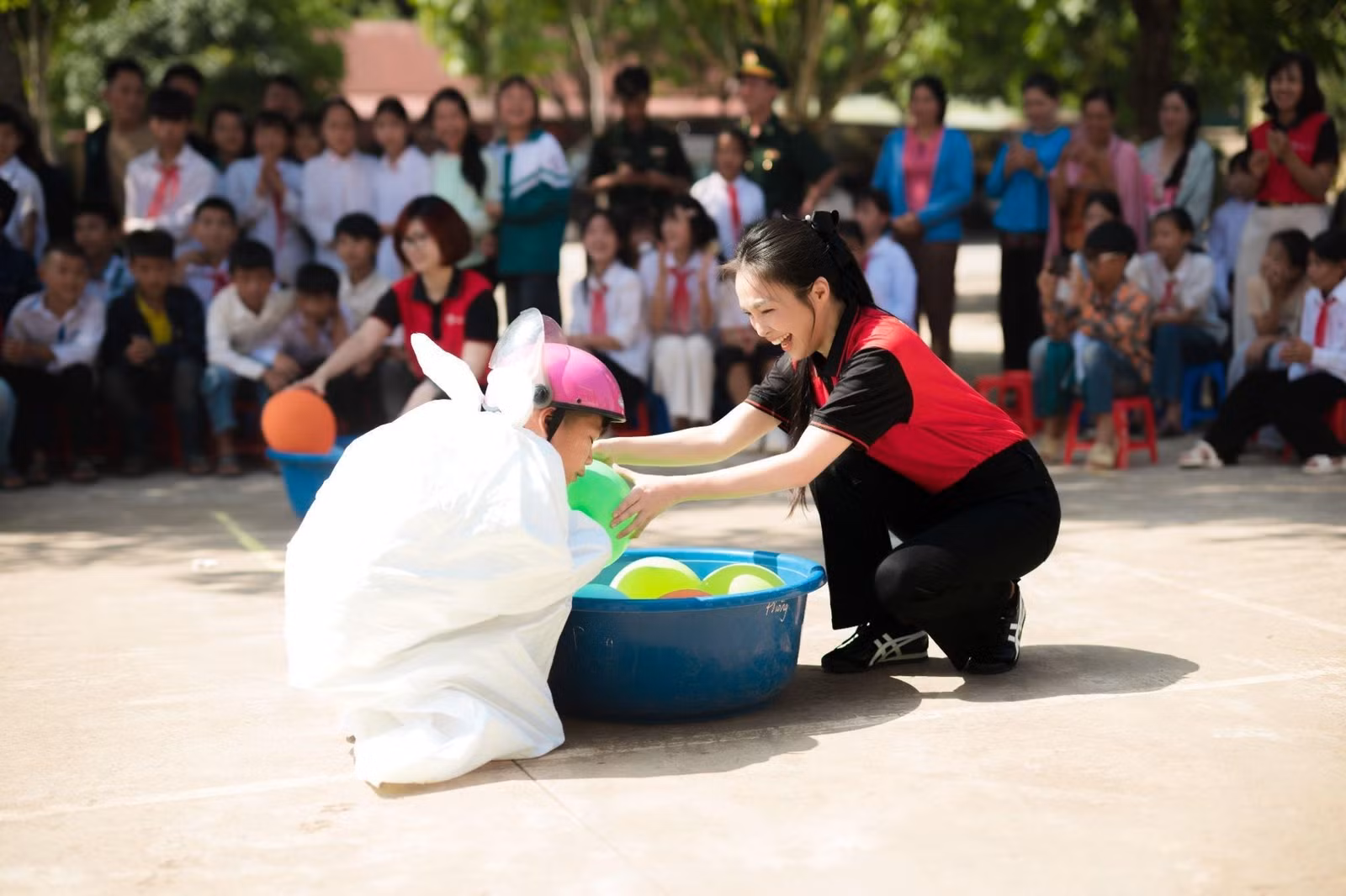 Ca sĩ Hiền Thục tham gia trò chơi cùng học sinh.